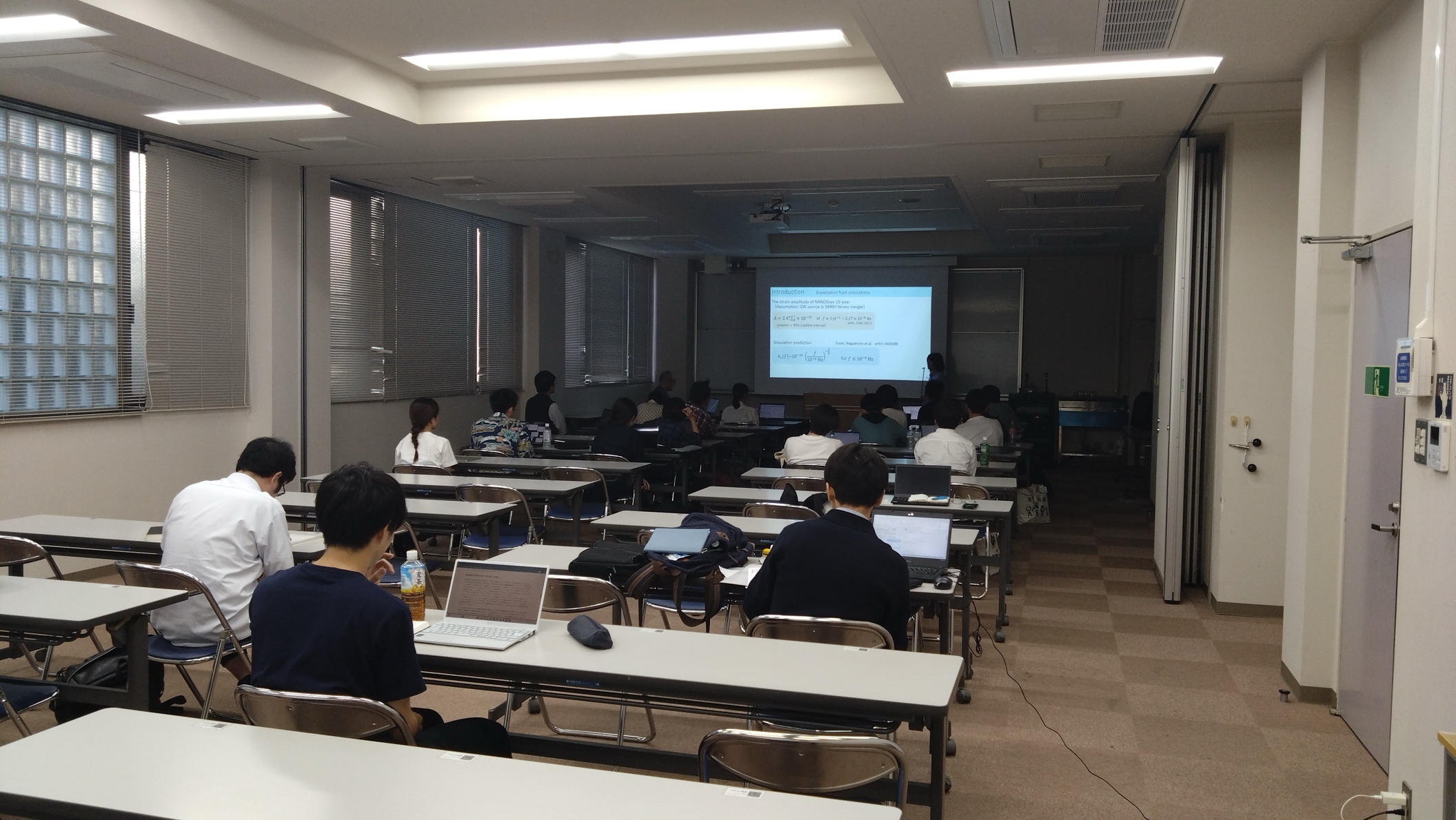 屋内, 天井, テーブル, 窓 が含まれている画像
AI 生成コンテンツは誤りを含む可能性があります。