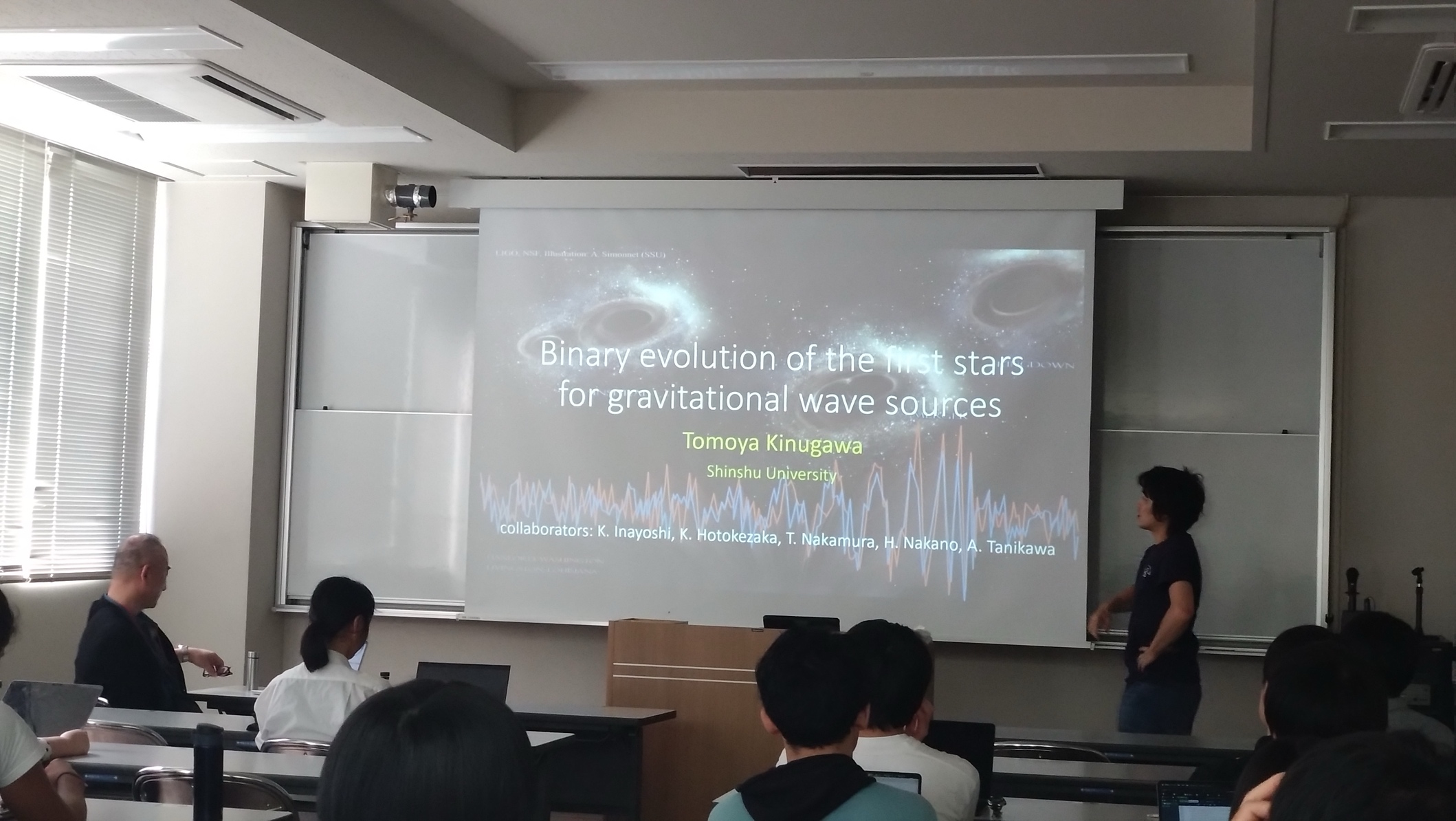 会議室に集まる人々
AI 生成コンテンツは誤りを含む可能性があります。