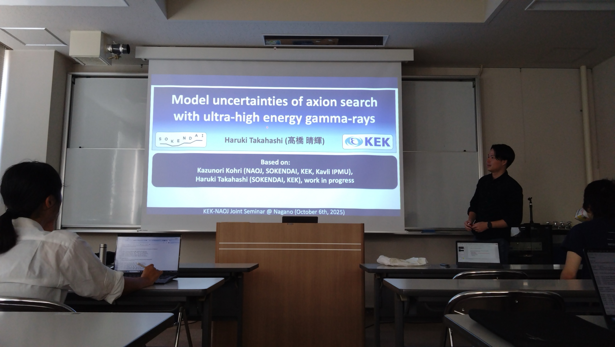 テレビの画面を見ている男
AI 生成コンテンツは誤りを含む可能性があります。