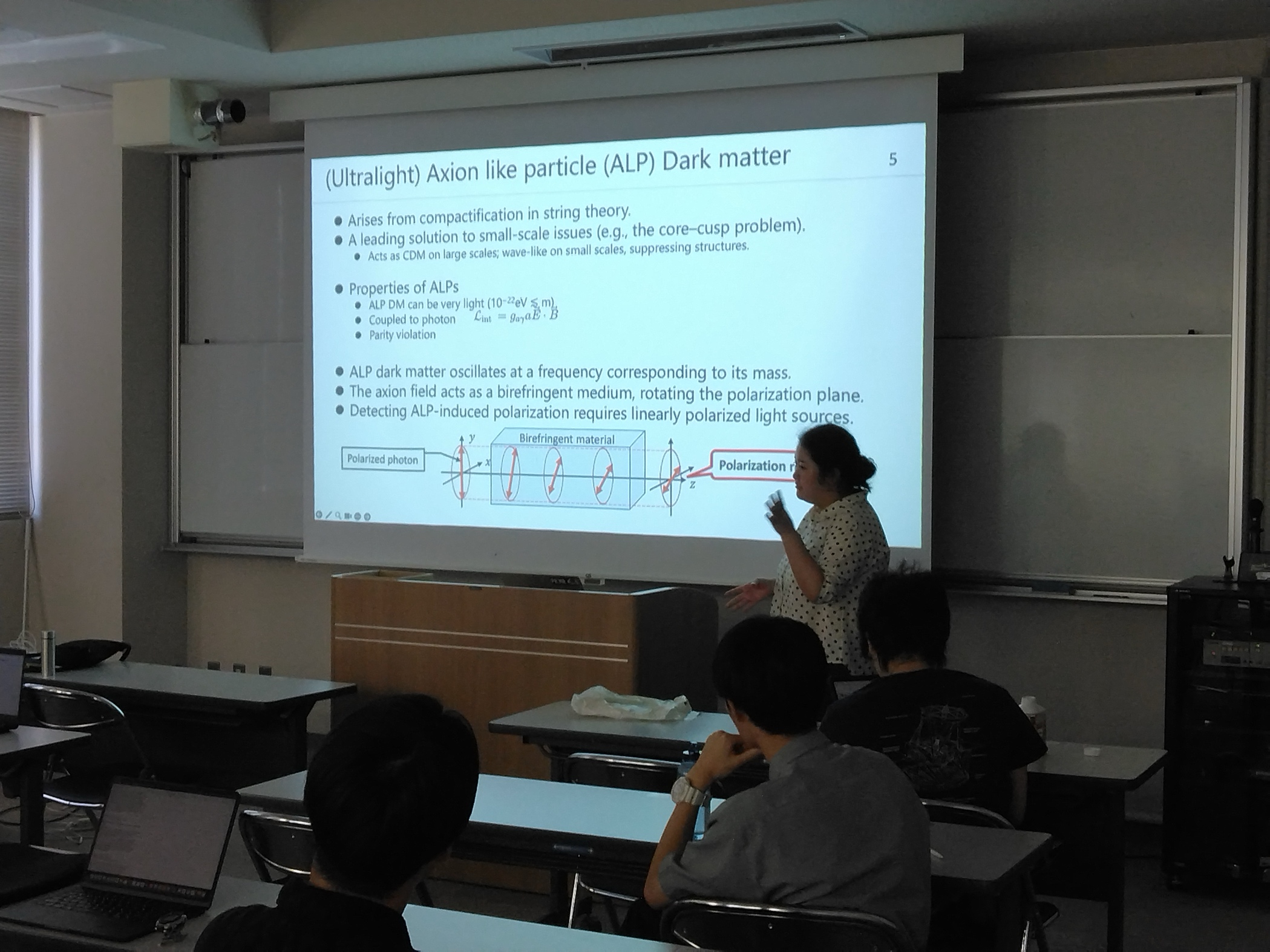 テレビを見ている人たち
AI 生成コンテンツは誤りを含む可能性があります。