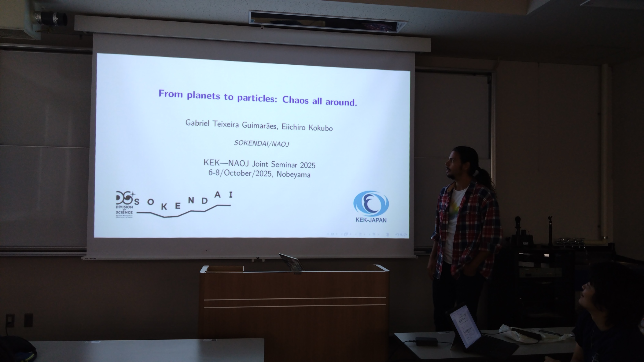 屋内, 天井, テレビ, 戸棚 が含まれている画像
AI 生成コンテンツは誤りを含む可能性があります。