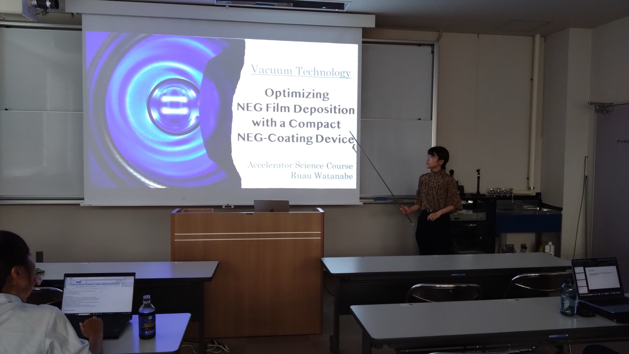 屋内, 人, 男, テーブル が含まれている画像
AI 生成コンテンツは誤りを含む可能性があります。