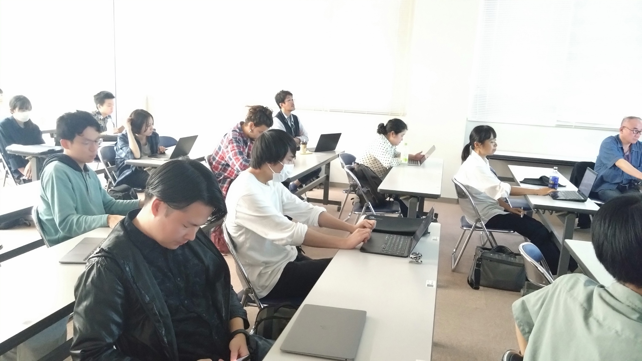 ノートパソコンで作業をしている人たち
AI 生成コンテンツは誤りを含む可能性があります。