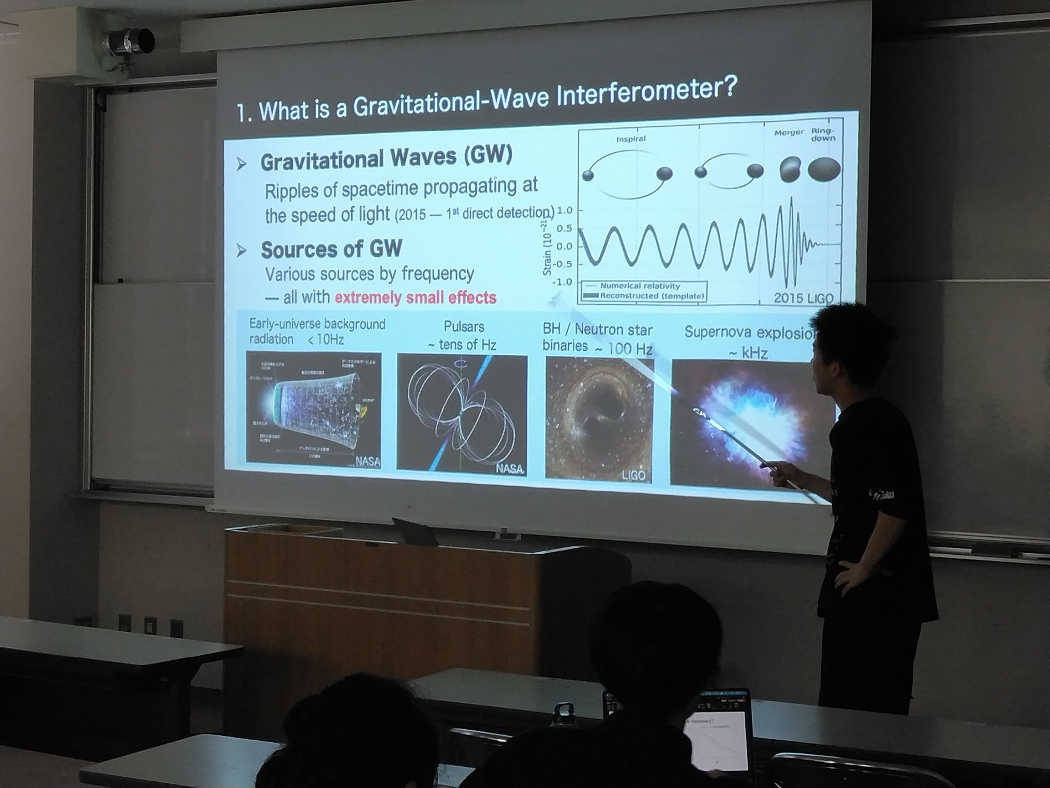 テレビの画面を見ている人たち
AI 生成コンテンツは誤りを含む可能性があります。