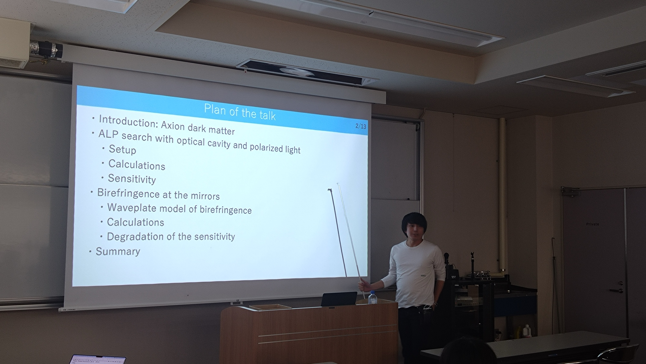 テレビの画面を見ている人
AI 生成コンテンツは誤りを含む可能性があります。