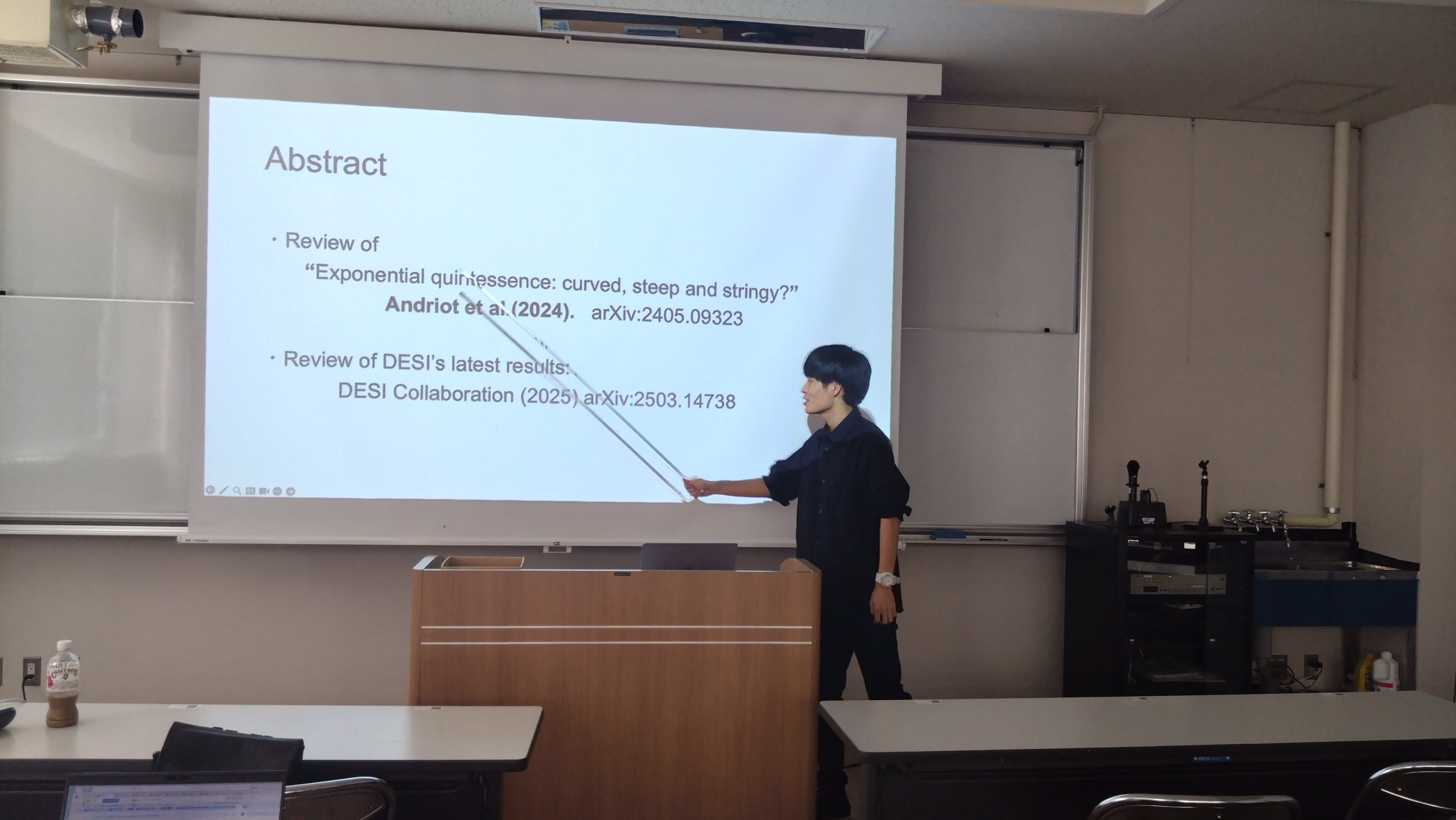 屋内, 戸棚, 天井, テレビ が含まれている画像
AI 生成コンテンツは誤りを含む可能性があります。