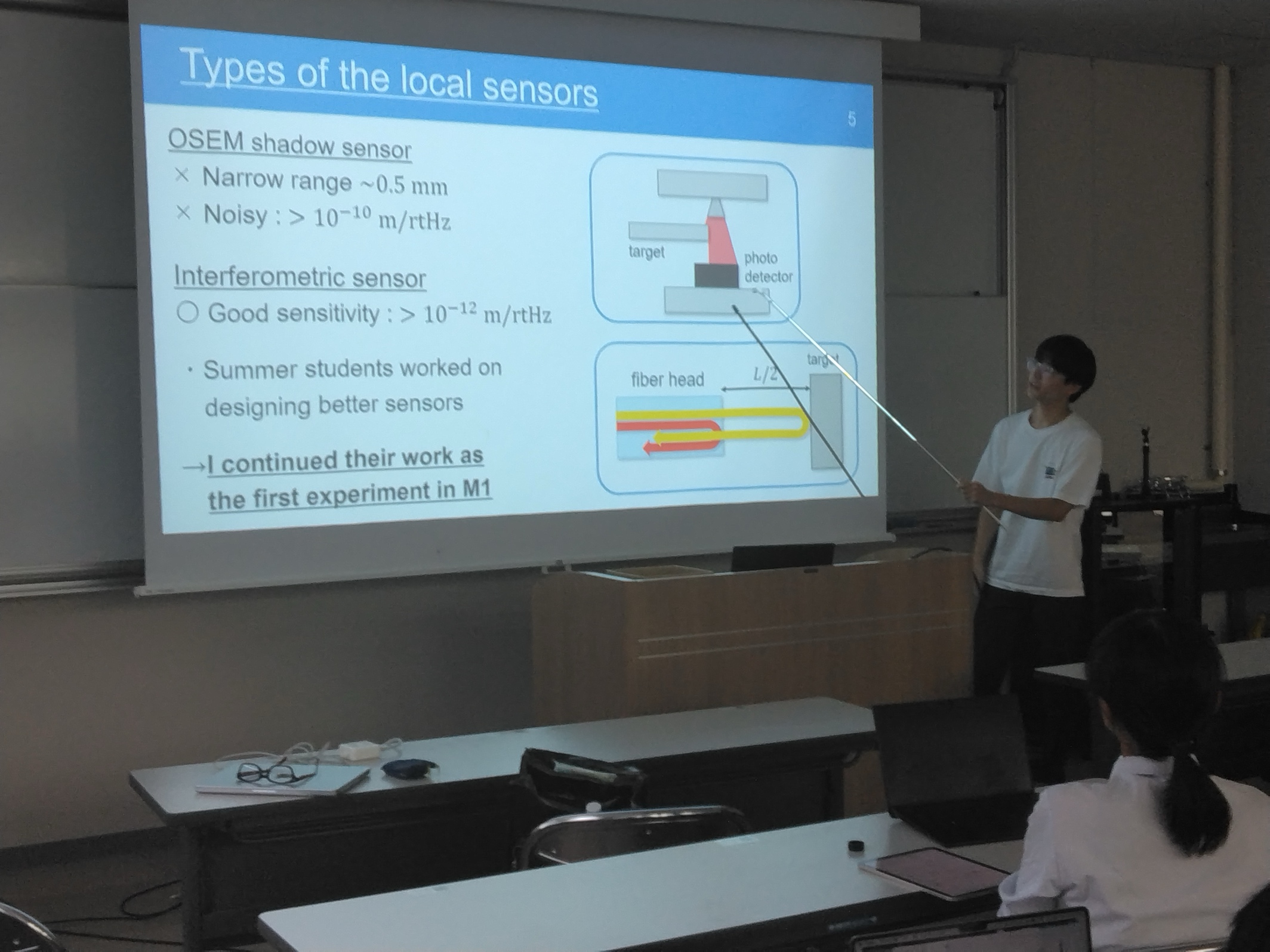 テレビの画面を見ている人
AI 生成コンテンツは誤りを含む可能性があります。