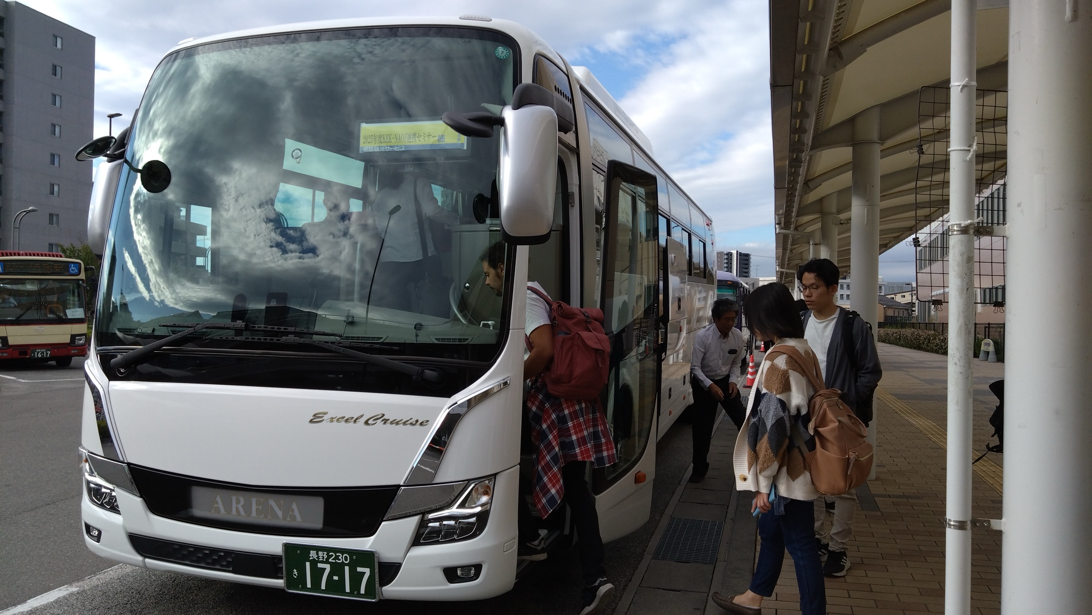 バスに乗り込む人々
AI 生成コンテンツは誤りを含む可能性があります。