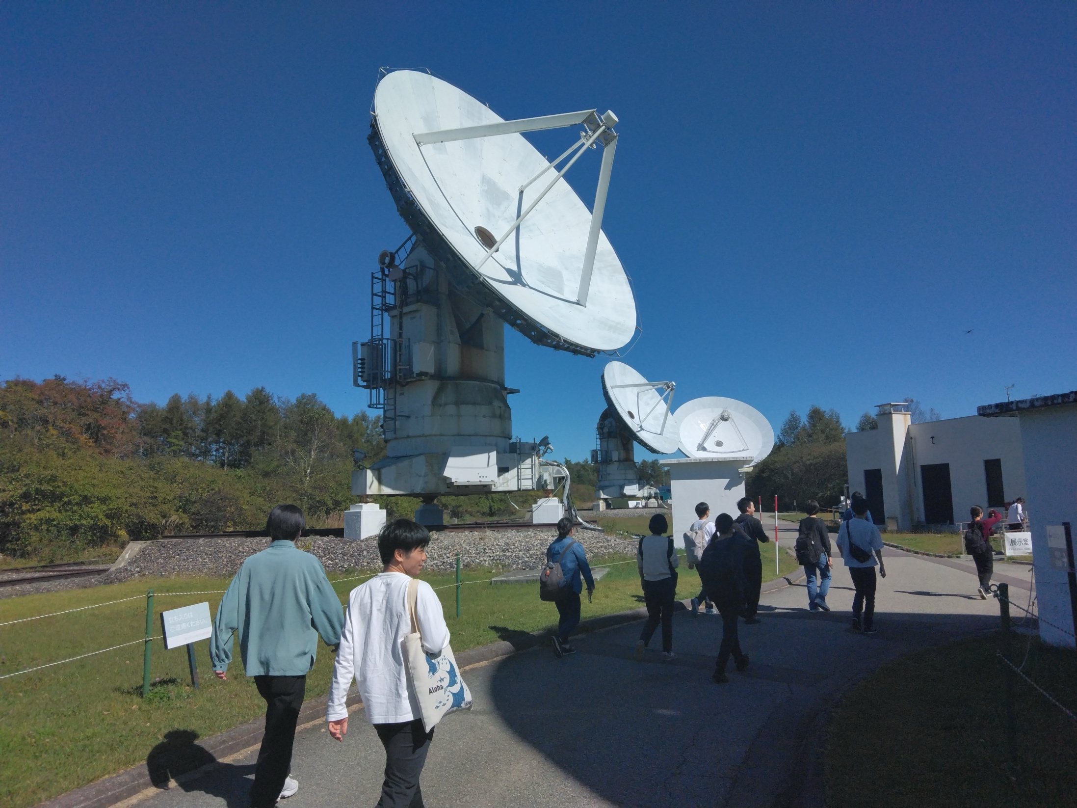 屋外, 草, 人, 民衆 が含まれている画像
AI 生成コンテンツは誤りを含む可能性があります。