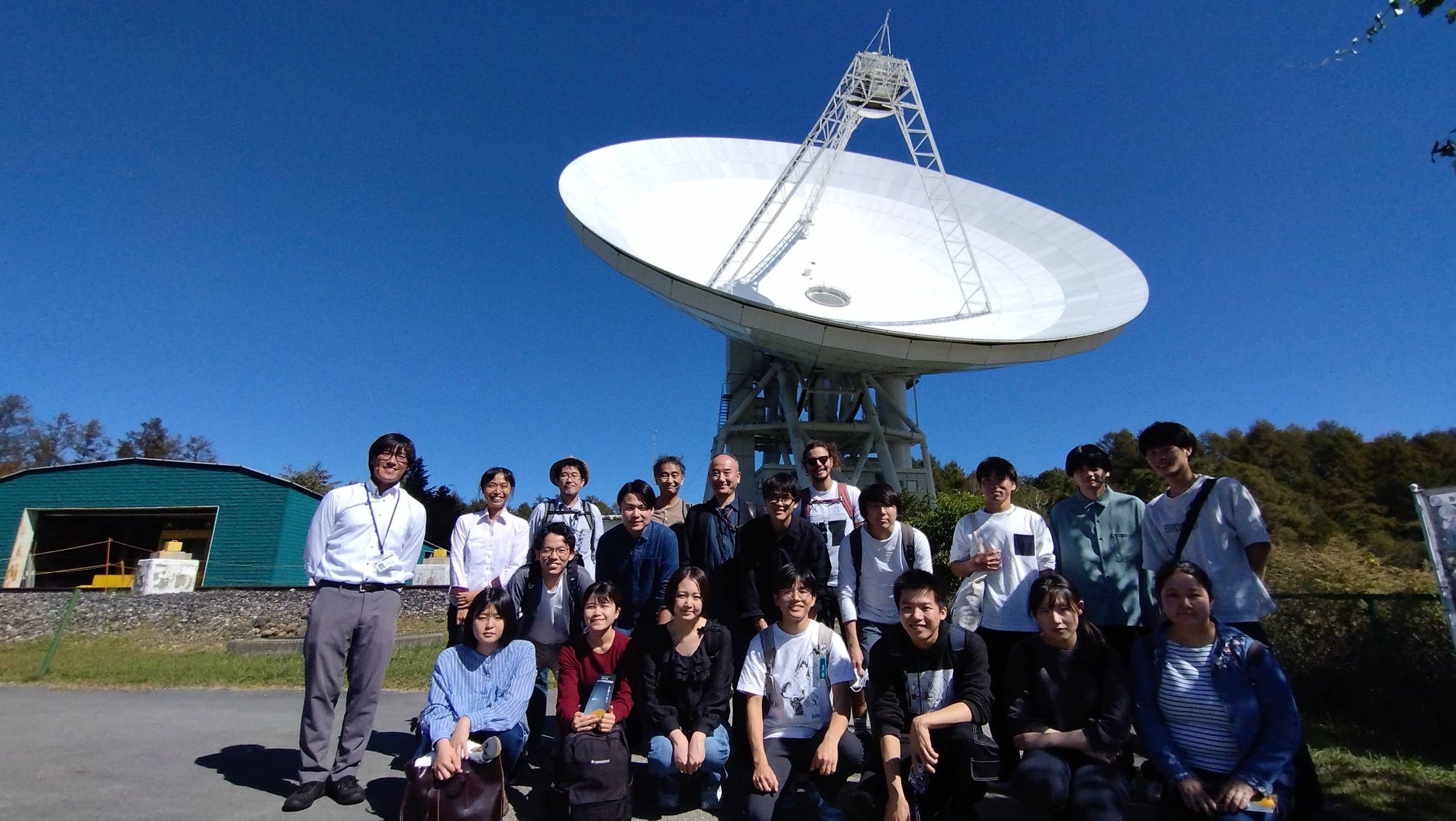 人, 屋外, 男, フロント が含まれている画像
AI 生成コンテンツは誤りを含む可能性があります。