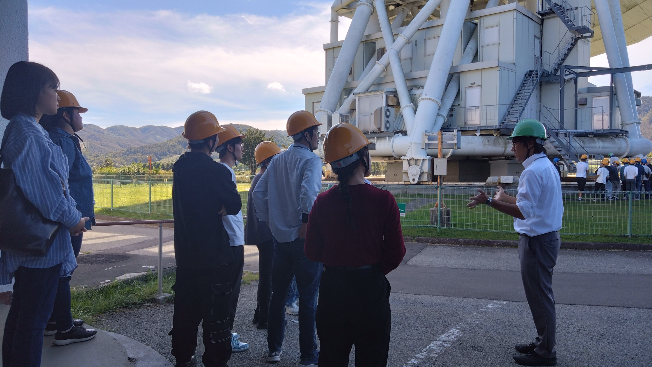 建物の前に立っている男性たち
AI 生成コンテンツは誤りを含む可能性があります。