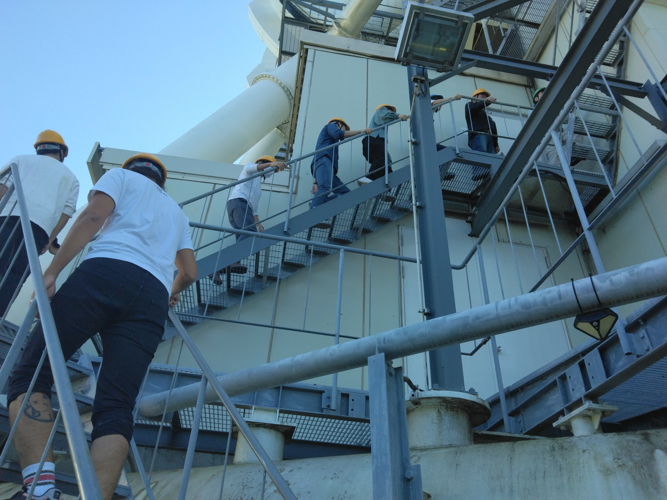 飛行機から降りている人
AI 生成コンテンツは誤りを含む可能性があります。