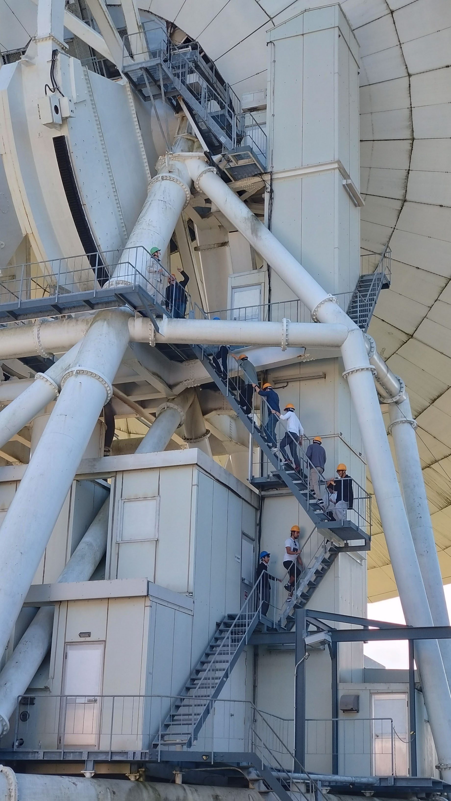 屋内, 建物, 座る, 大きい が含まれている画像
AI 生成コンテンツは誤りを含む可能性があります。