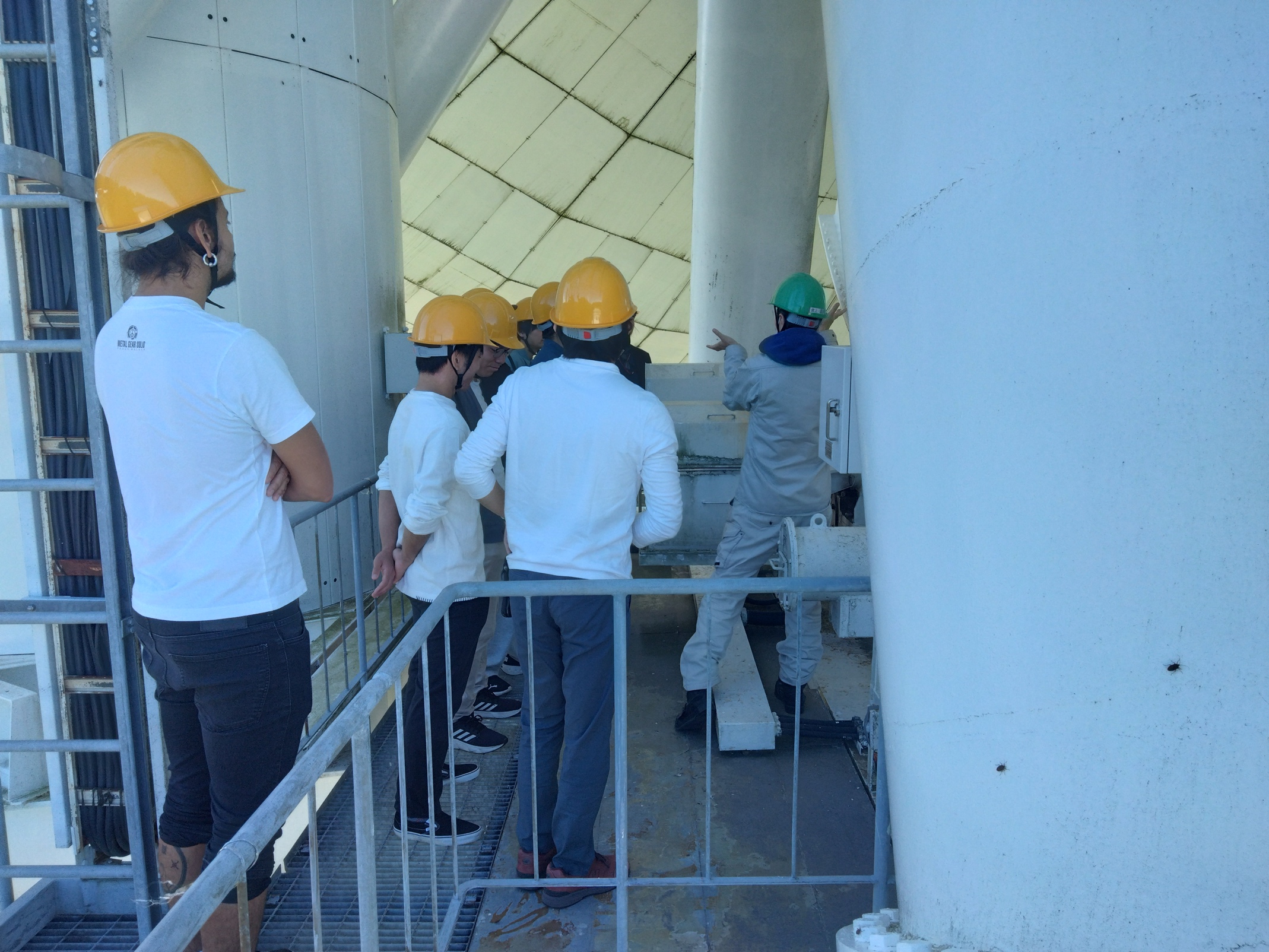 人, 屋内, 建物, 男 が含まれている画像
AI 生成コンテンツは誤りを含む可能性があります。