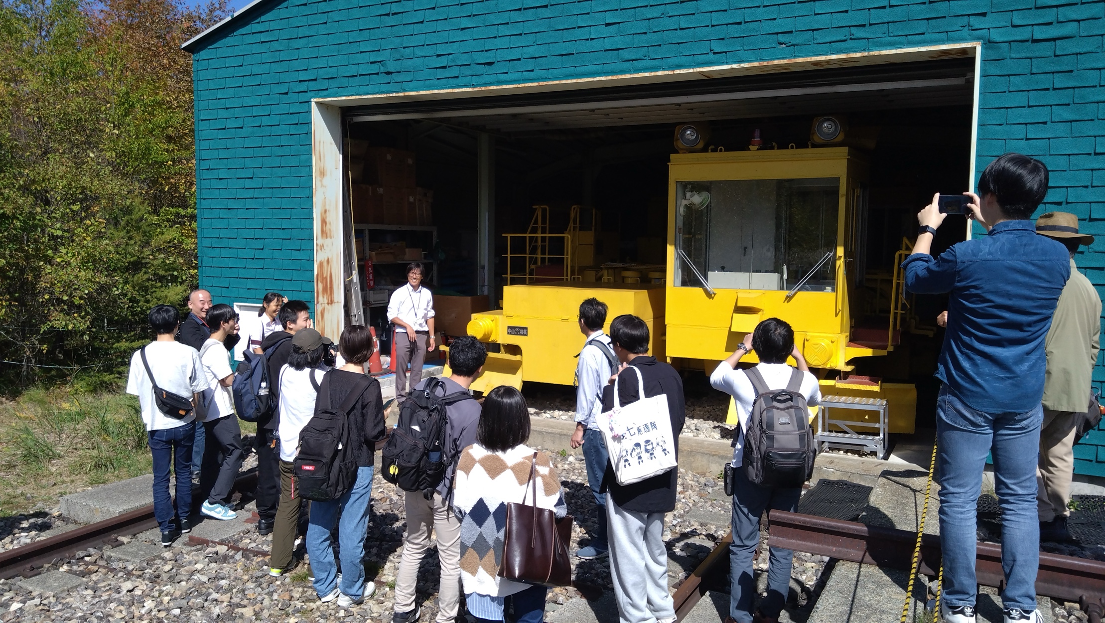 建物の前に立っている人たち
AI 生成コンテンツは誤りを含む可能性があります。