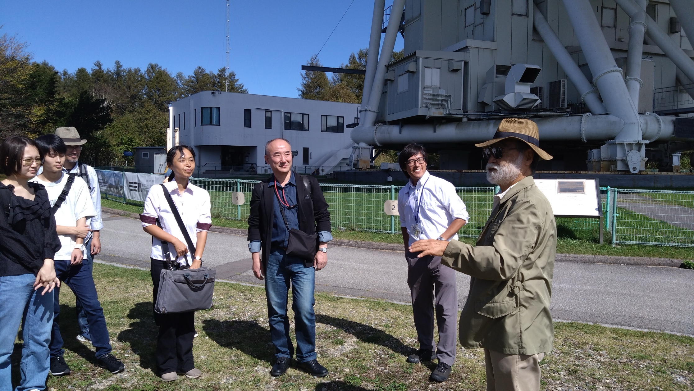 草, 屋外, 人, 民衆 が含まれている画像
AI 生成コンテンツは誤りを含む可能性があります。