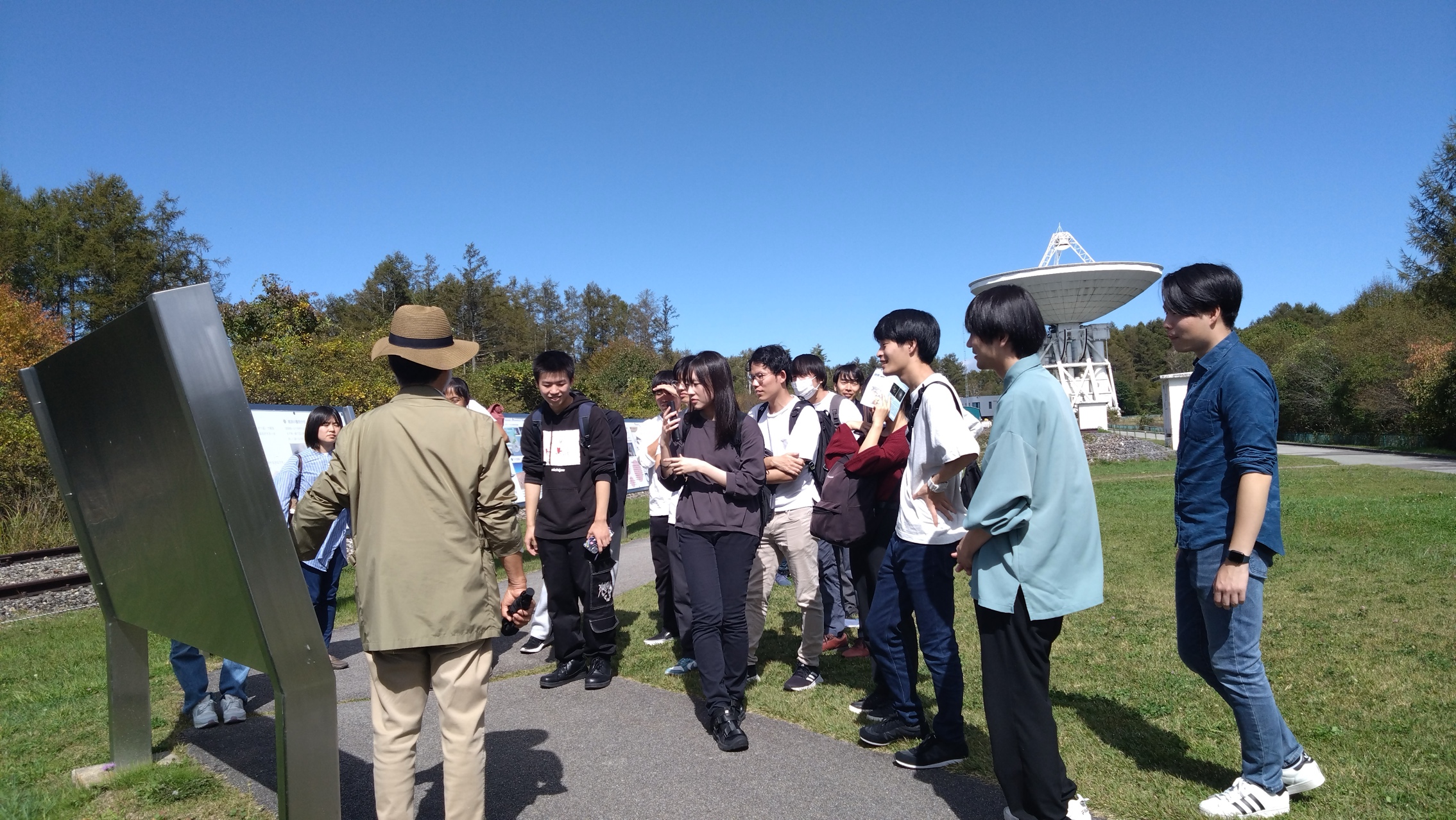 草の上に立っている男性たち
AI 生成コンテンツは誤りを含む可能性があります。