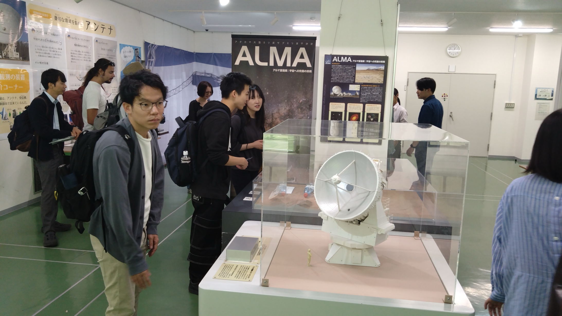 屋内, 人, 天井, 民衆 が含まれている画像
AI 生成コンテンツは誤りを含む可能性があります。