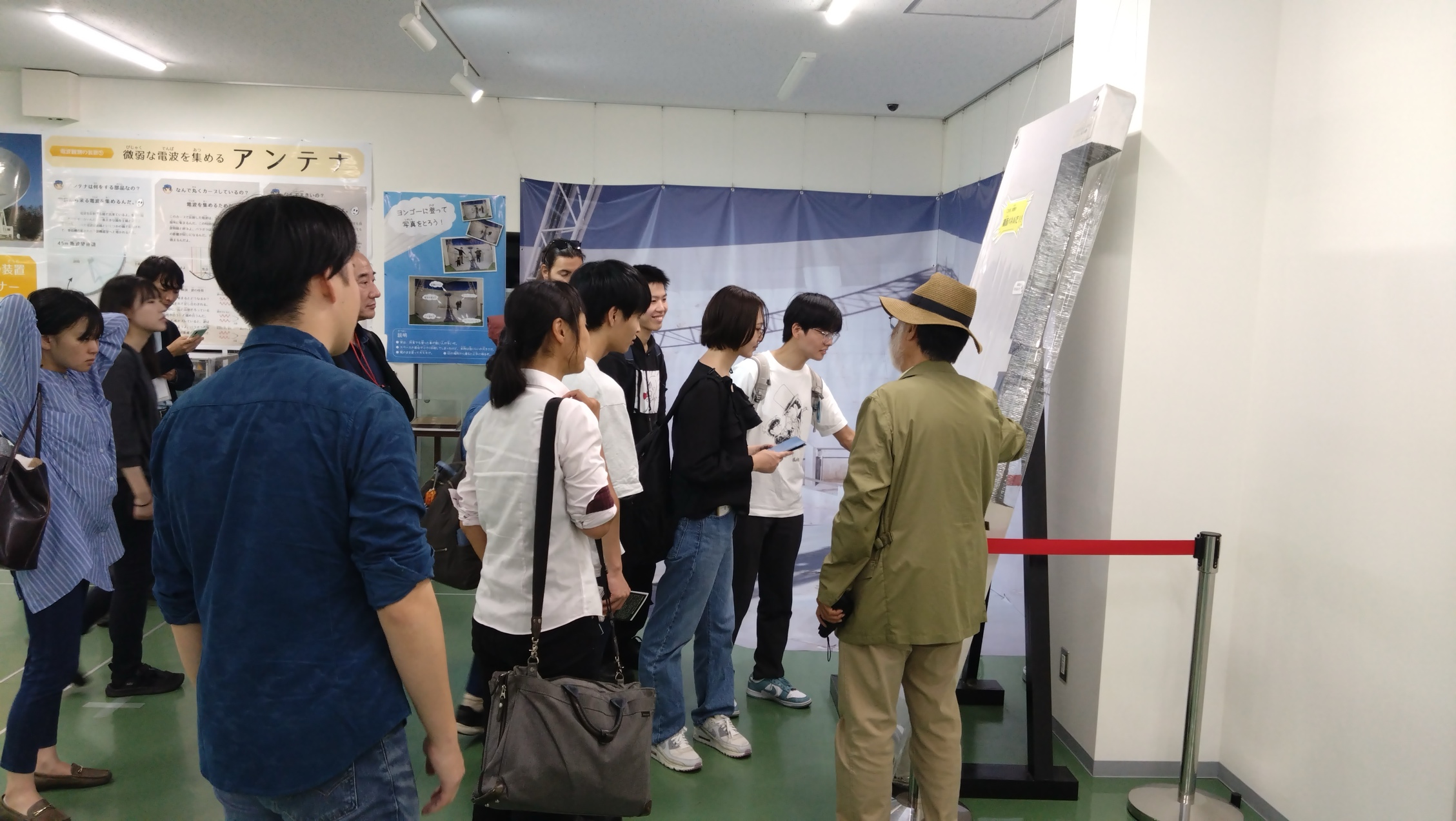 空港のロビーにいる人たち
AI 生成コンテンツは誤りを含む可能性があります。